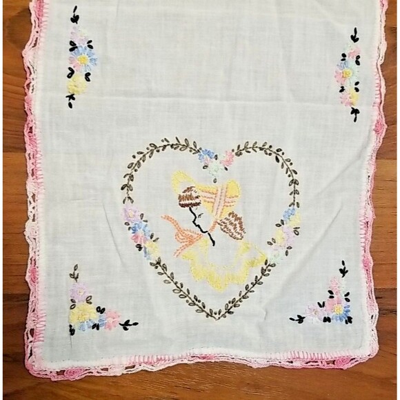 Vintage Embroidered Girl Heart Table Runner/Dresser Crochet Edges 30.5"x10.5" G1 - Picture 1 of 4